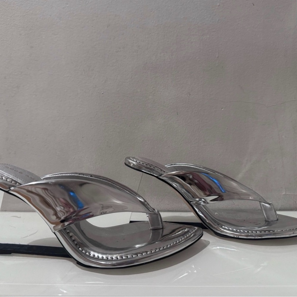 Good American Silver Metallic Pointed Thong Heels - Picture 8 of 13